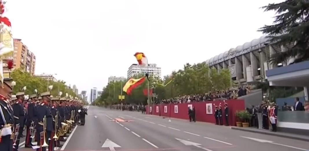 El paracaidista choca con una farola en el desfile de la Fiesta Nacional.