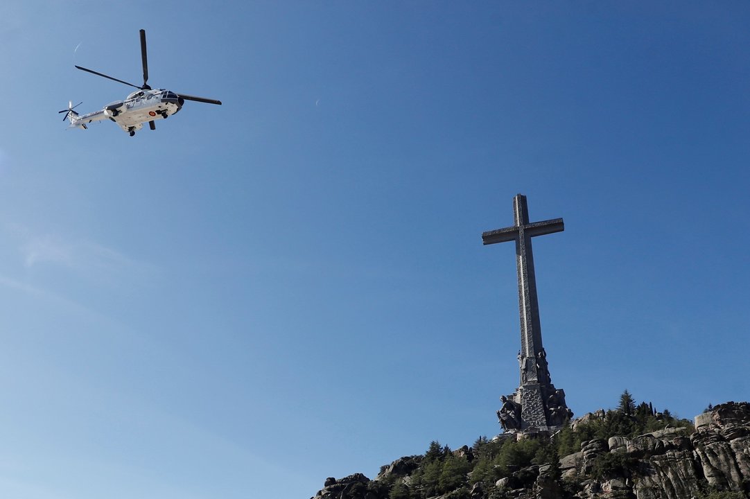 Super Puma del Ejército del Aire saliendo del Valle de los Caídos. Foto: EFE