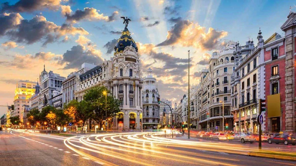 Detalle de la Gran Vía de Madrid, donde se encuentran muchos hoteles.