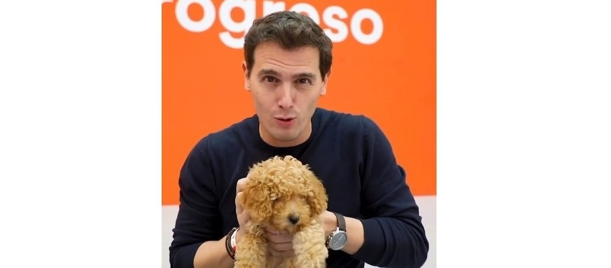 Albert Rivera con el perrito que hizo famoso durante la campaña electoral del 10-N