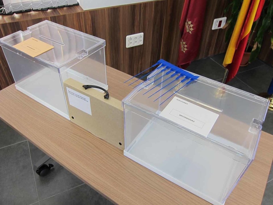 Urnas de votación en un colegio electoral