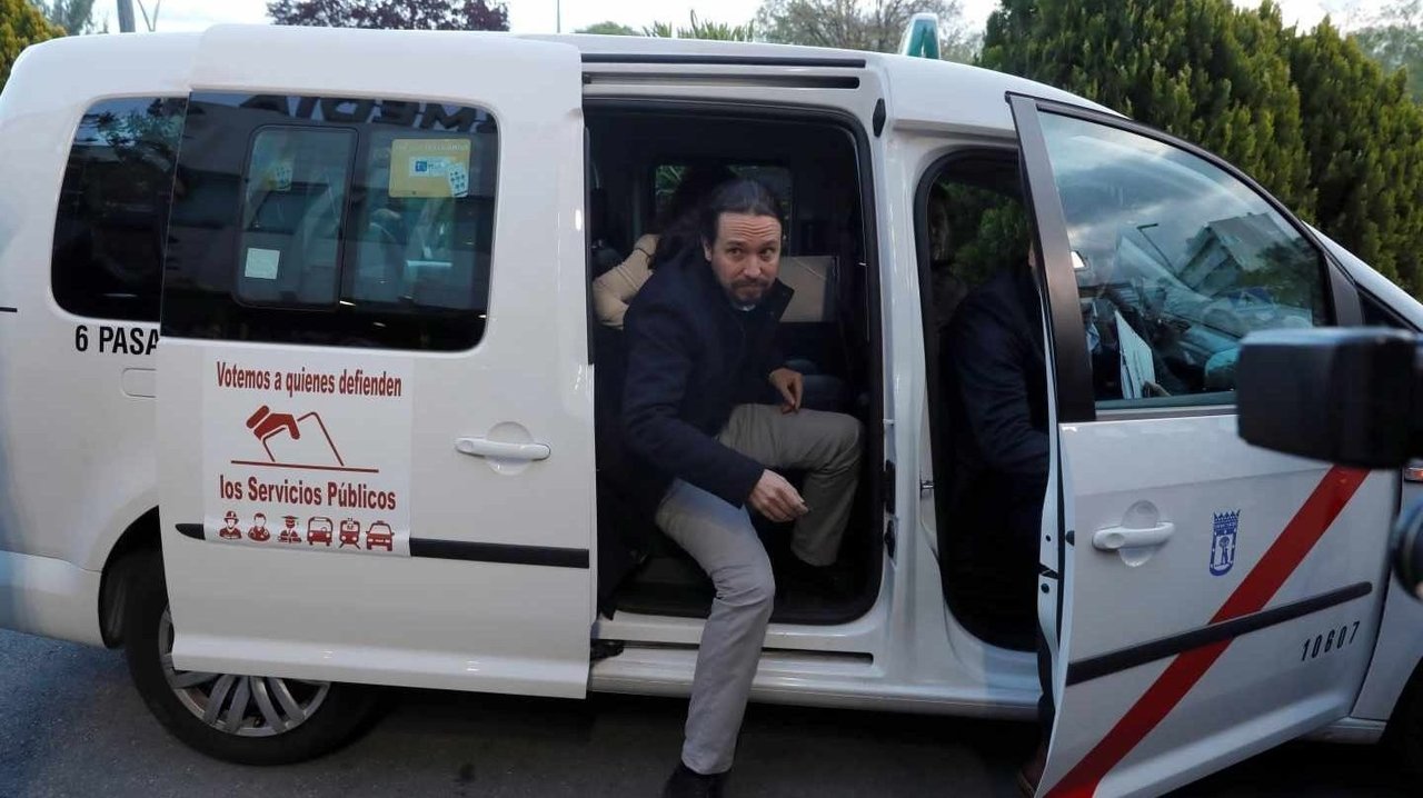 Pablo Iglesias llega al debate subido en un taxi