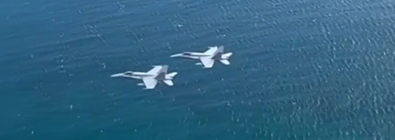 Dos F-18 españoles sobrevuelan aguas de Gran Canaria.