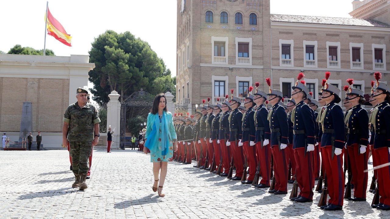 La ministra Margarita Robles, acompañada del anterior Jefe del Estado Mayor del Ejército, pasando revista a los futuros oficiales en la Academia General Militar de Zaragoza.
