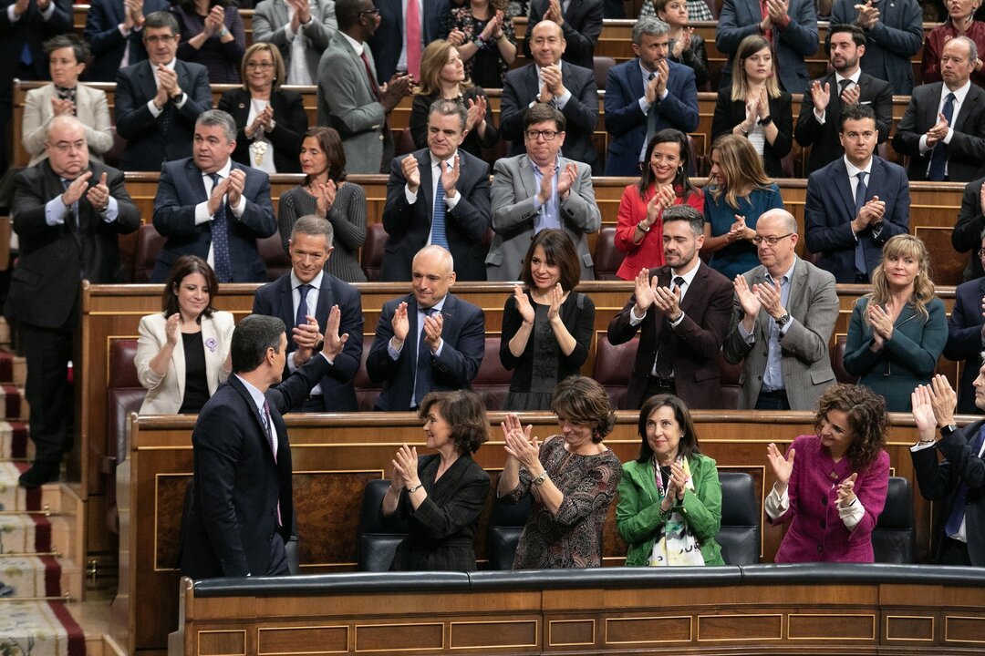 Bancada socialista aplaudiendo a Pedro S&aacute;nchez durante la sesi&oacute;n de investidura