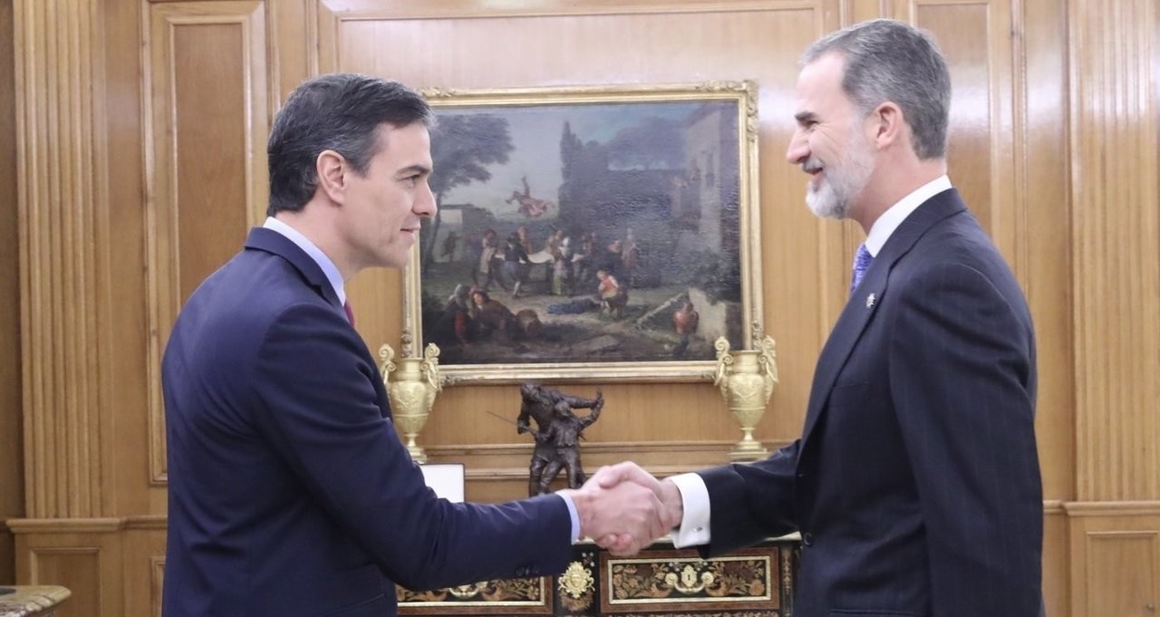 Pedro Sánchez saluda a Felipe VI tras prometer su cargo.
