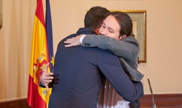 Pablo Iglesias abraza a Pedro Sánchez
