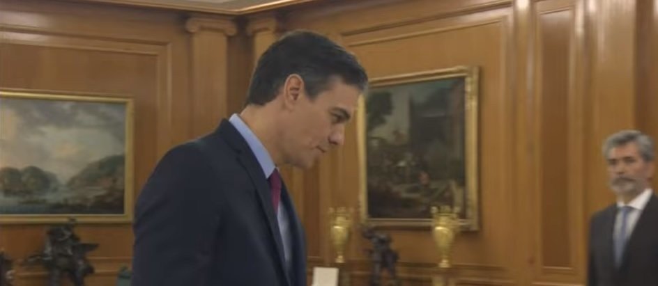 Pedro Sánchez inclina la cabeza ante el rey.