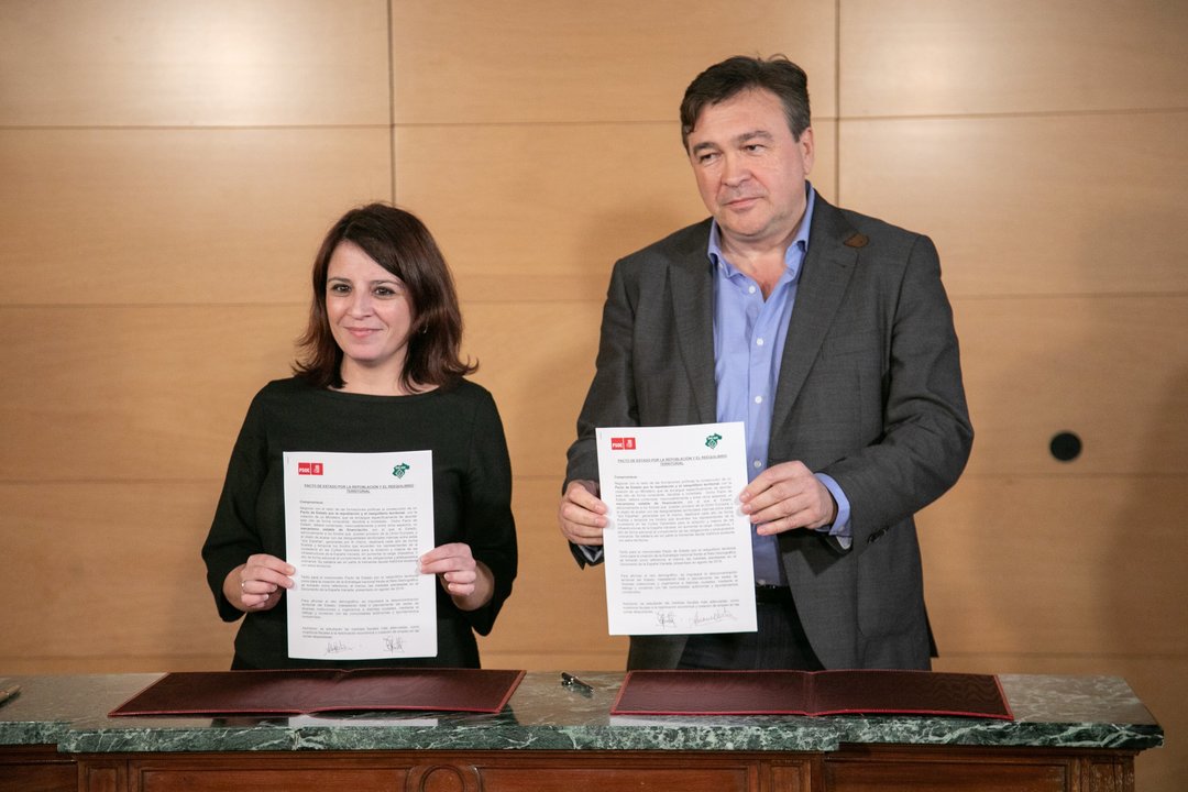 Adriana Lastra firma con Tomás Guitarte de Teruel Existe
