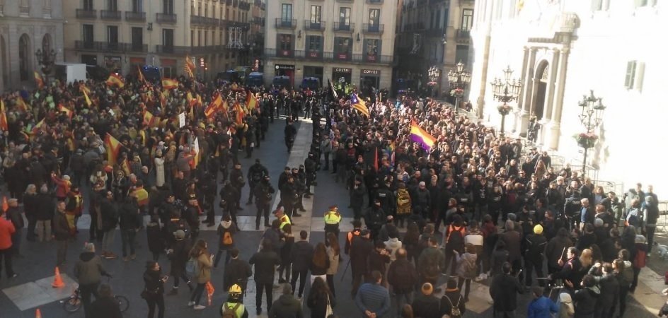 Manifestaciones contrarias en la Plaza de Sant Jaume de Barcelona.