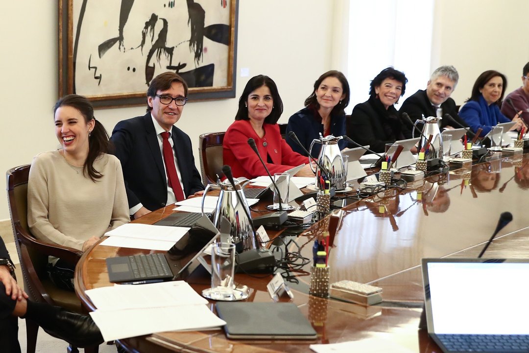 Los miembros del nuevo Gobierno presidido por Pedro Sánchez, momentos antes de comenzar la primera reunión del Consejo de Ministros.