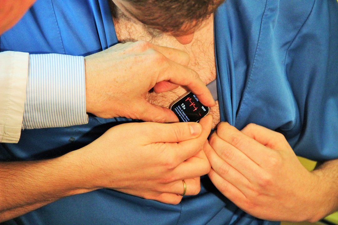 Un cardiólogo del Hospital Clínico San Carlos descubre cómo hacer electrocardiogramas completos con un smartwatch