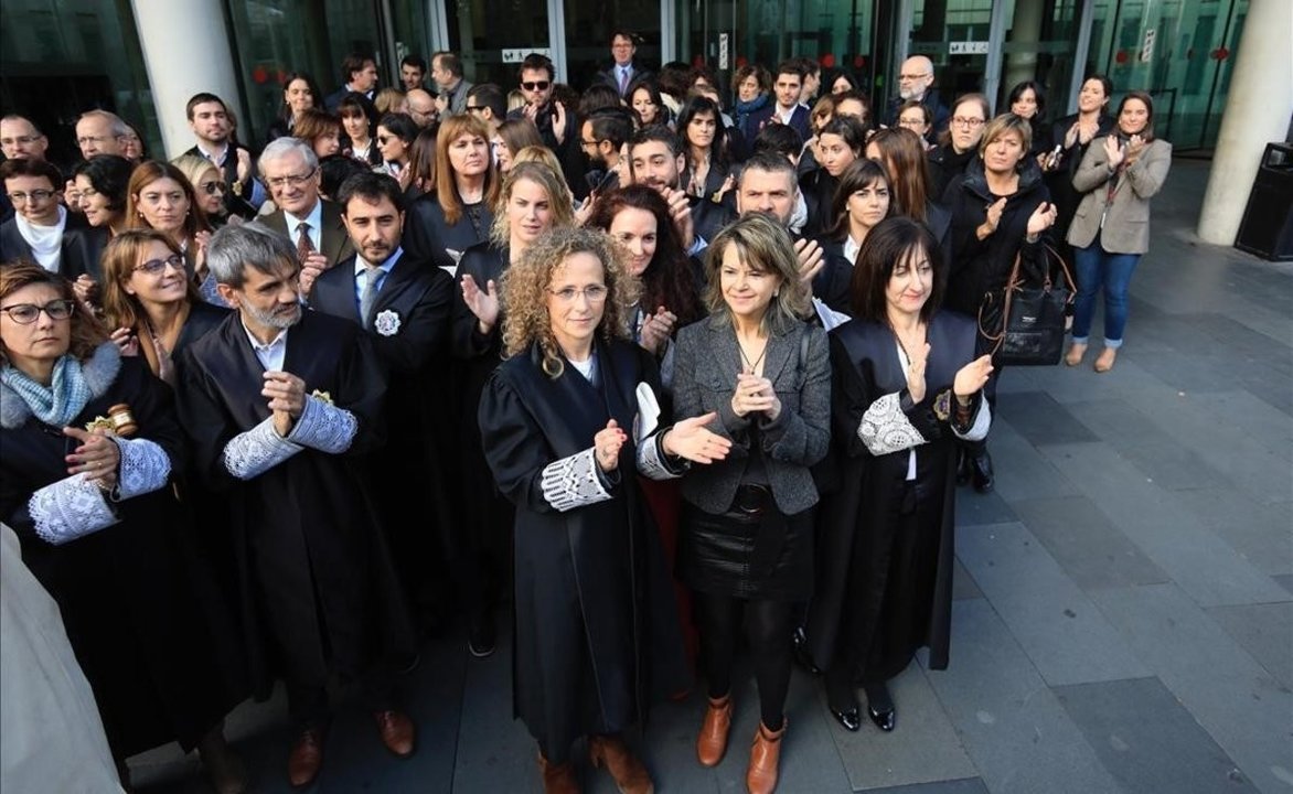concentracion-jueces-fiscales-puerta-ciutat-justicia-barcelona-1542630509668