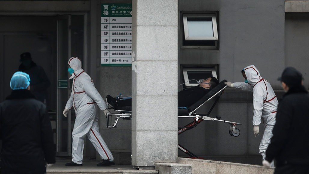 Uno de los afectados en Wuhan es trasladado el Hospital.