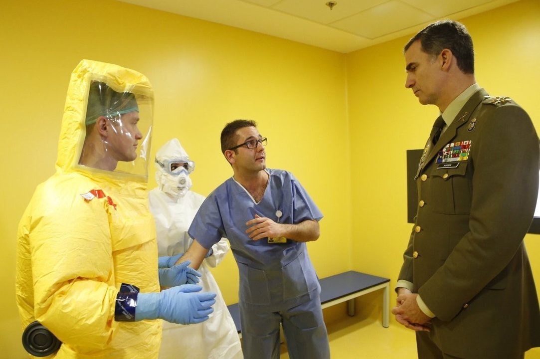 Felipe VI visita en 2016 la unidad de aislamiento del Hospital Gómez Ulla.
