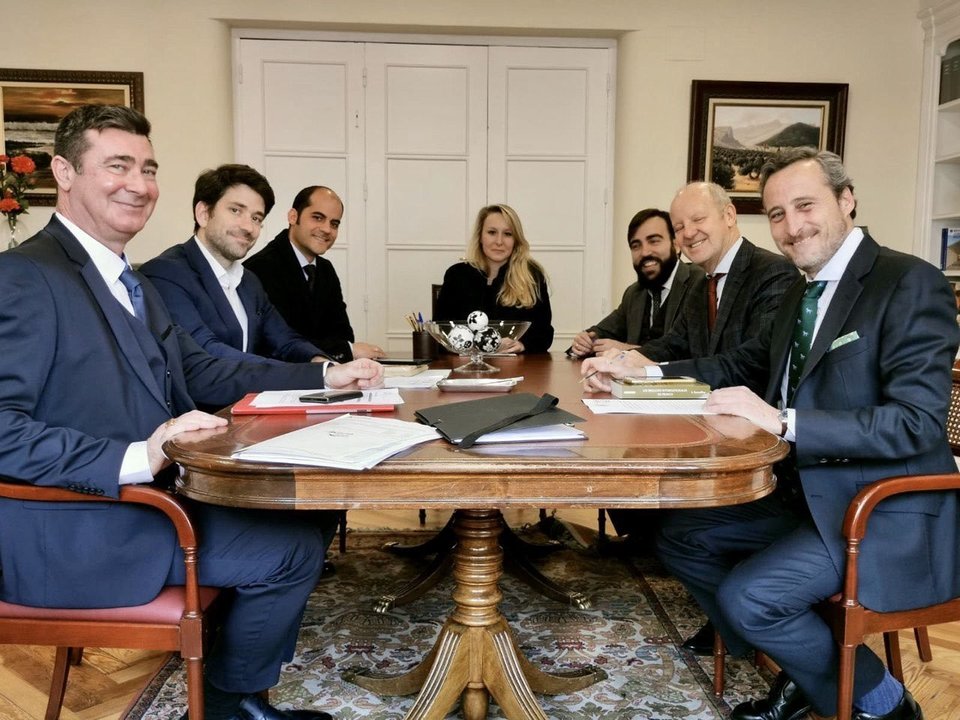 Maréchal Le Pen junto a otros miembros entre los que se encuentra Kiko Méndez y el nieto de Blas Piñar