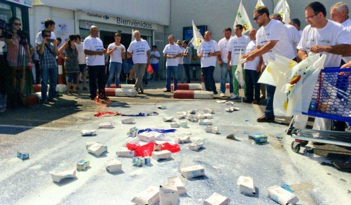 Ganaderos españoles en un boicot a Carrefour en Valladolid, en 2015 (UPA).