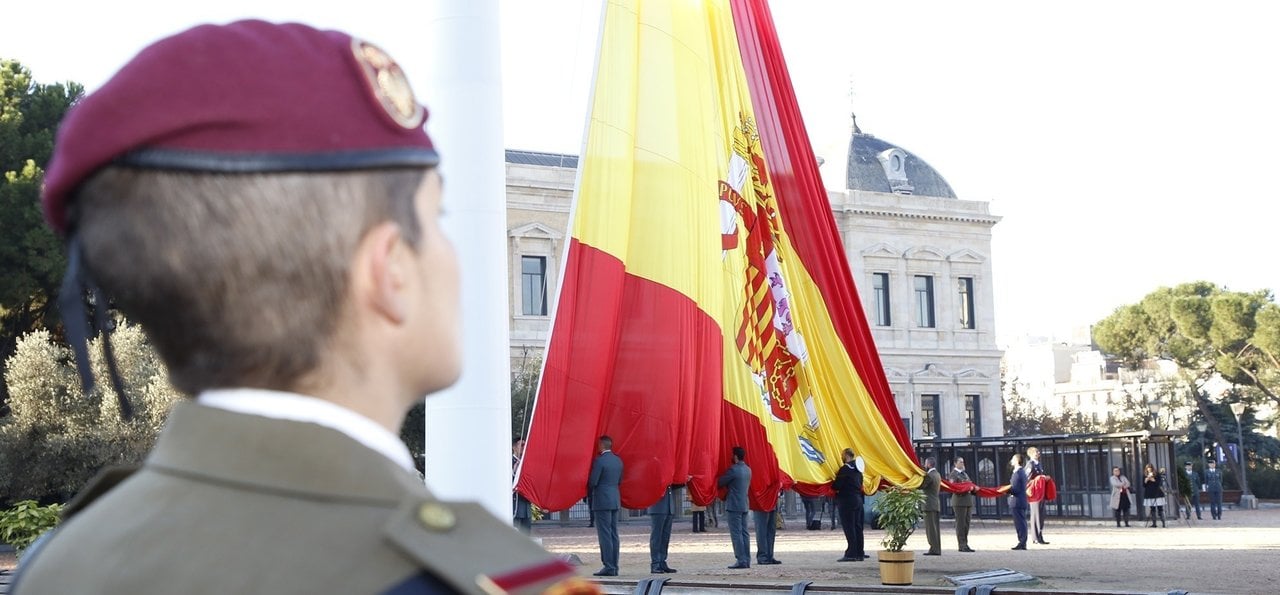 Izado de la bandera de España por militares en la Plaza de Colón, en Madrid.