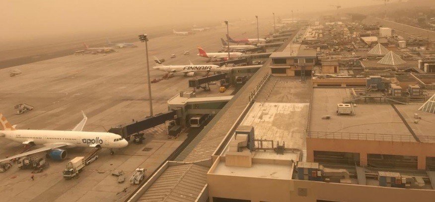 Aeropuerto canario afectado por la calima.