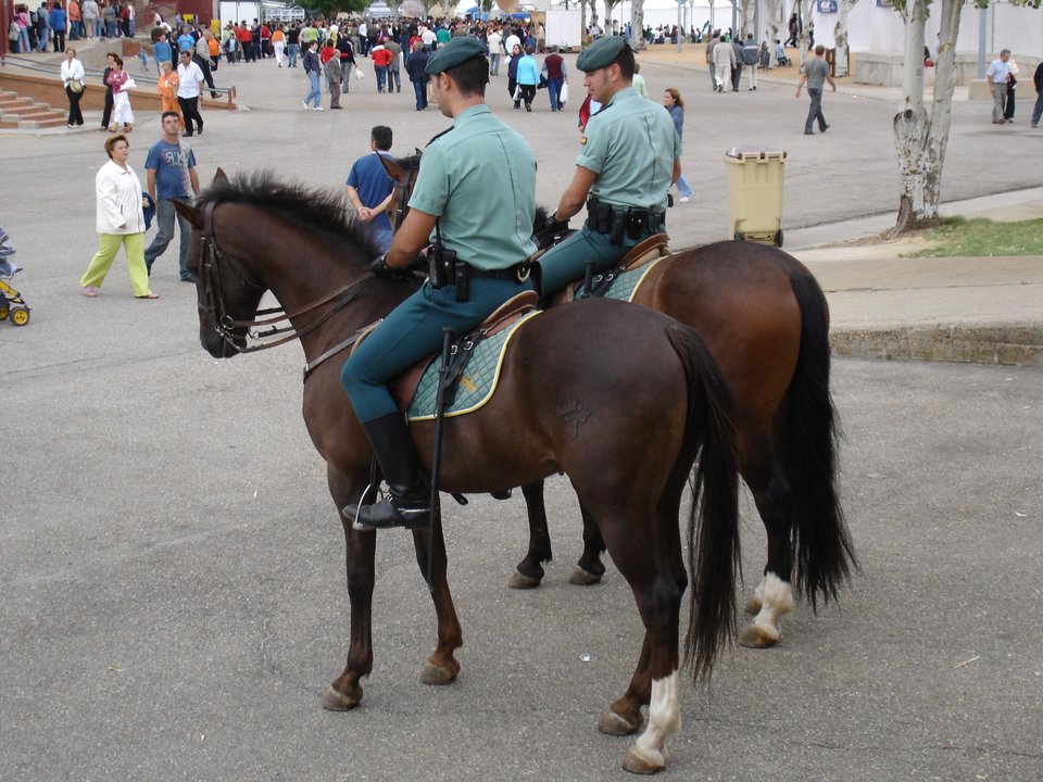 Guardias civiles a caballo