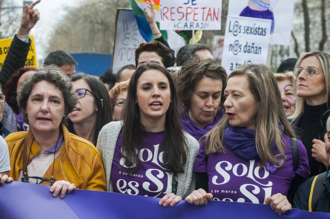 La ministra de Igualdad, Irene Montero, en la manifestaci&oacute;n del 8-M junto a la delegada del Gobierno contra la violencia de g&eacute;nero.