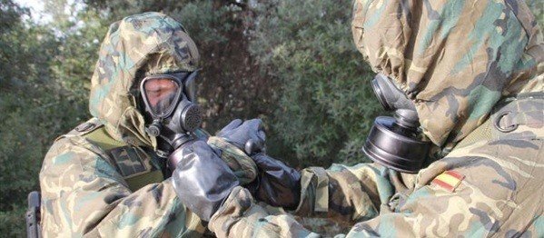 Militares españoles con trajes de protección NBQ.