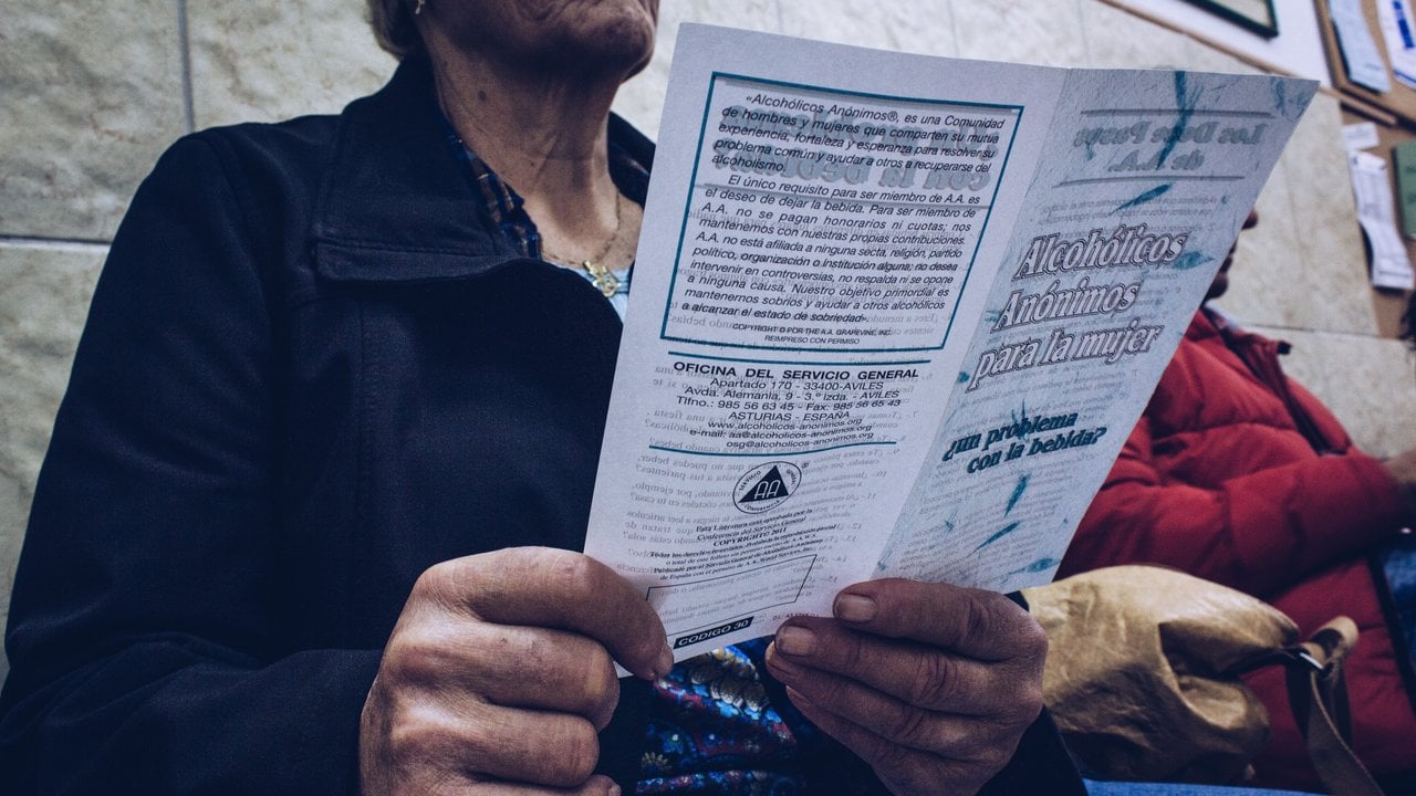 María sostiene un folleto de Alcohólicos Anónimos para la mujer. Fotos: Patricio Sánchez-Jáuregui.