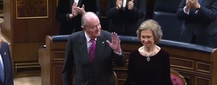 Juan Carlos I agradece la ovación en el Congreso durante el 40º aniversario de la Constitución.