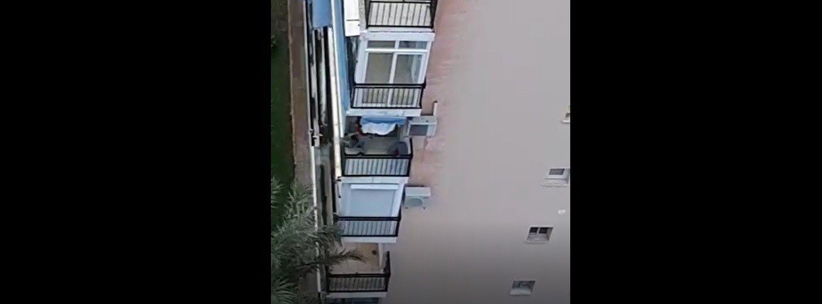 Un hombre dispara desde un balcón en Cala de FInestrat.