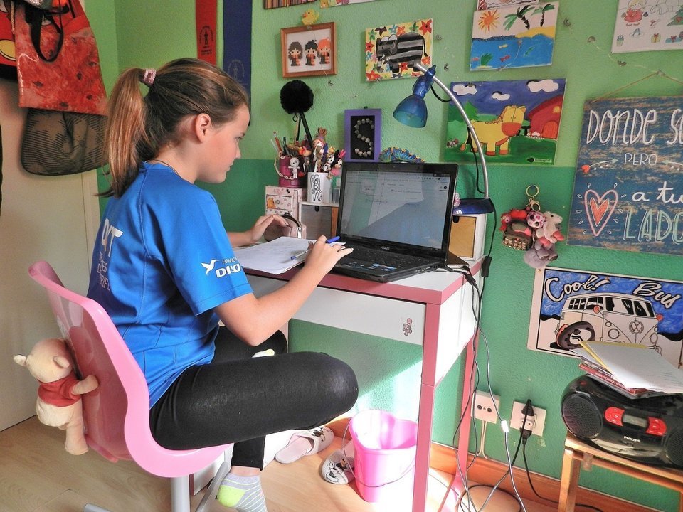 Una alumna haciendo la tarea en su casa