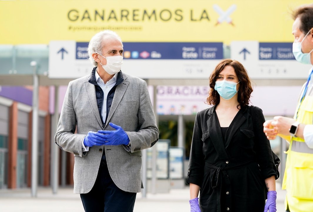 Enrique Ruiz Escudero e eIsabel Díaz Ayuso en un hospital en Madrid (Foto: Comunidad de Madrid)