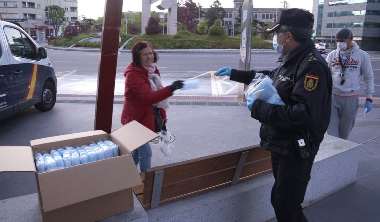Policía Nacional repartiendo mascarillas higiénicas