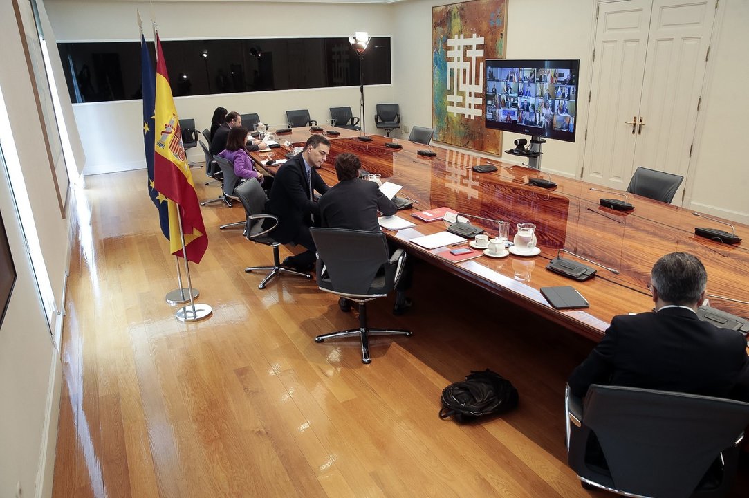 Pedro Sánchez y el ministro de Sanidad, Salvador Illa, durante la vídeoconferencia mantenida con los presidentes autonómicos. (19/04/20)