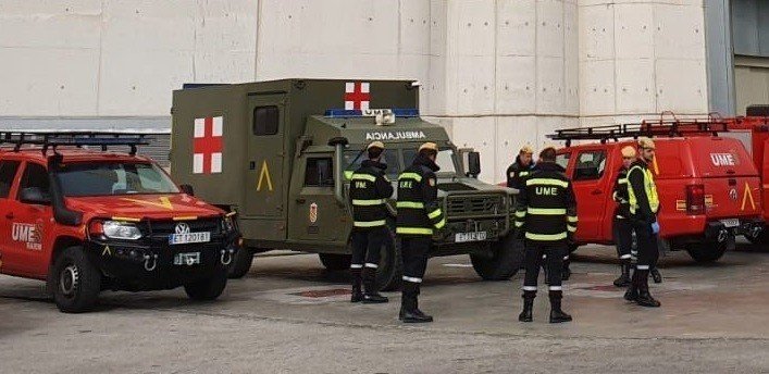 Militares de la UME, junto a un vehículo de la Sanidad Militar.
