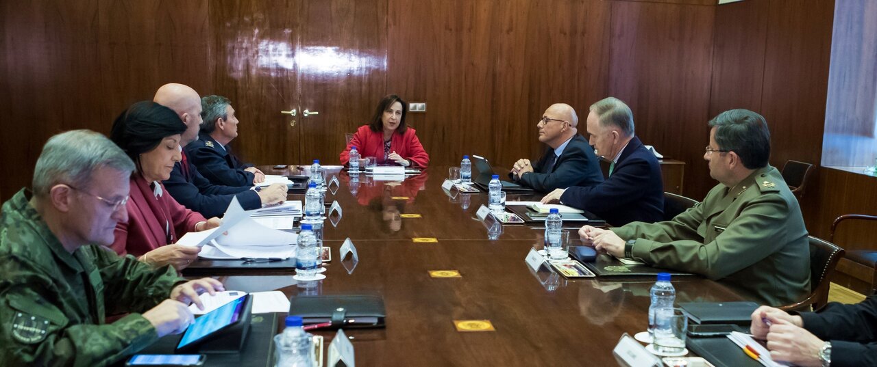 Margarita Robles, junto a altos cargos de Defensa.
