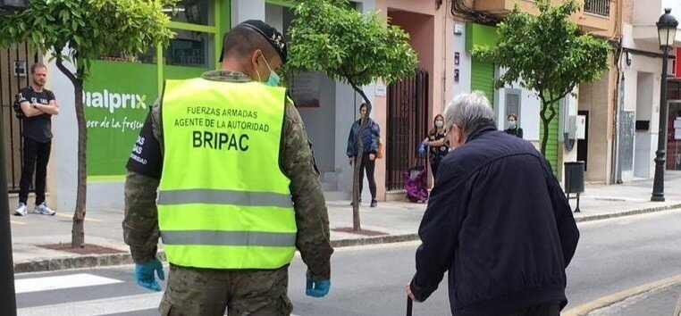 Un soldado de la Bripac, en la Operaci&oacute;n Balmis.
