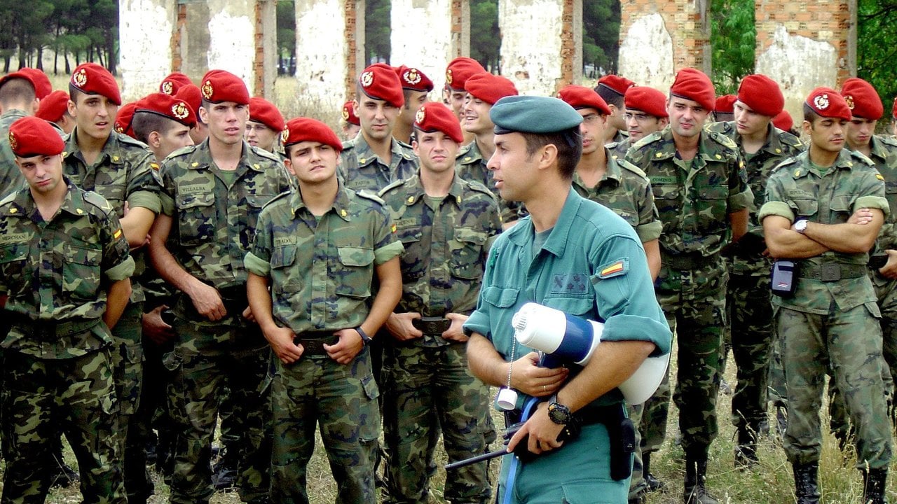 El teniente coronel Jesús Gayoso en su etapa de capitán, entre cadetes de segundo curso de la Academia General de Zaragoza de visita a la base del GAR en Logroño.