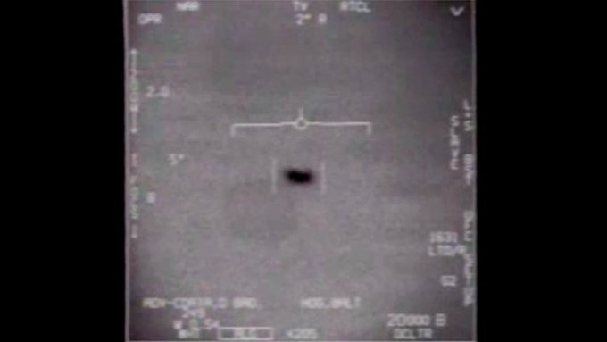 El Pentágono publica tres vídeos de OVNIs