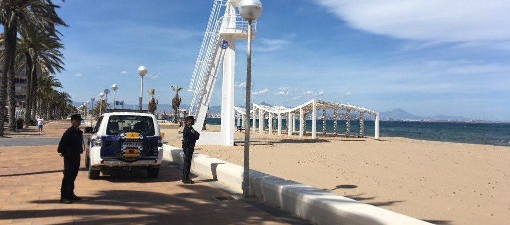 La Policía Local de Alicante vigila la playa de Alicante.