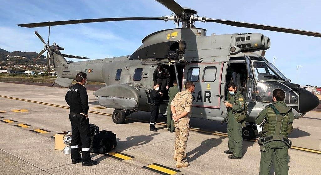 Militares de la UME se trasladan en un helicóptero.