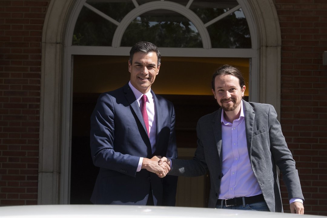 Pedro Sánchez saluda a Pablo Iglesias a su llegada a La Moncloa