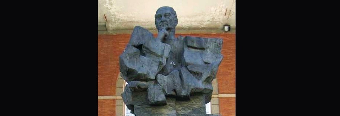 Estatua de Francisco Largo Caballero en Nuevos Ministerios (Madrid).
