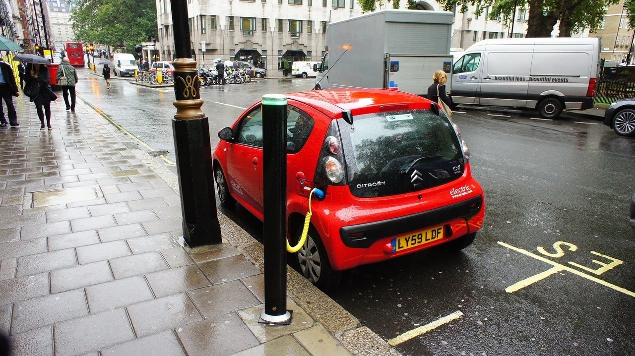 Citroën eléctrico en un punto de recarga en la ciudad de Londres