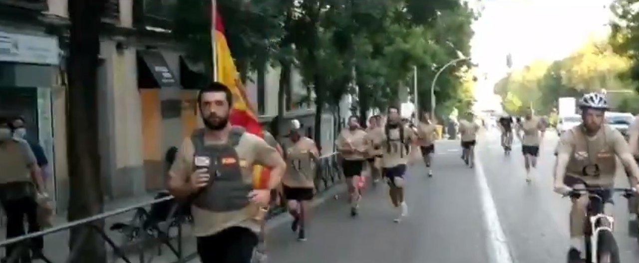 Los miembros de Resiste España, corriendo por Madrid hacia el Palacio de la Moncloa.