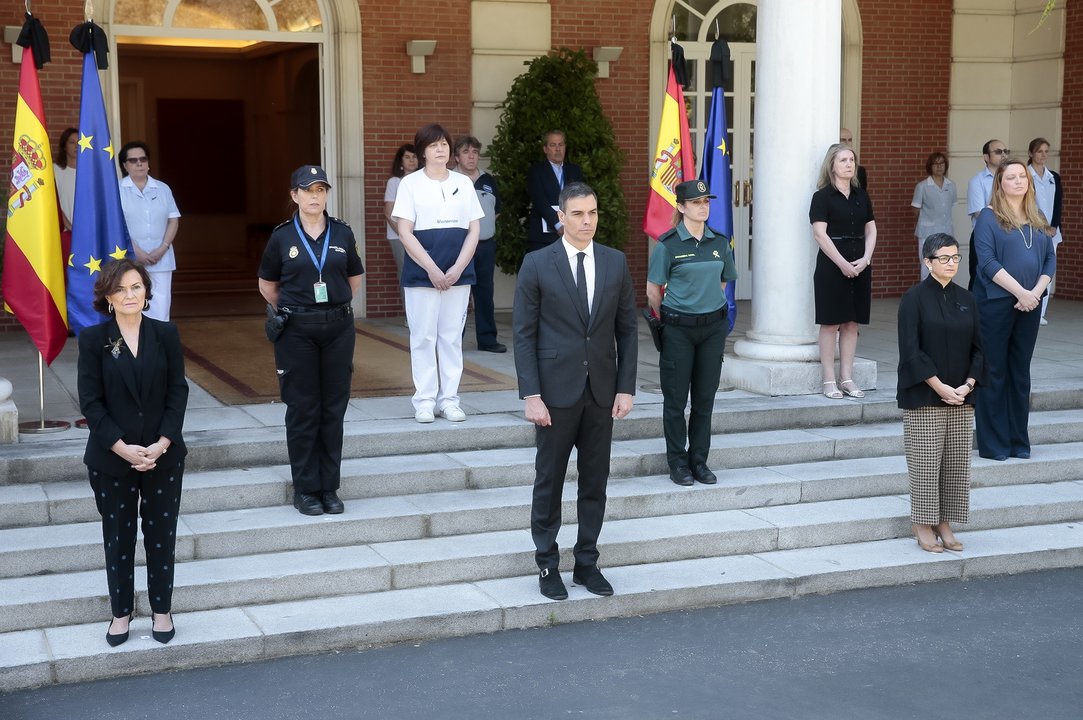 Minuto de silencio de Pedro Sánchez ante el Palacio de la Moncloa.