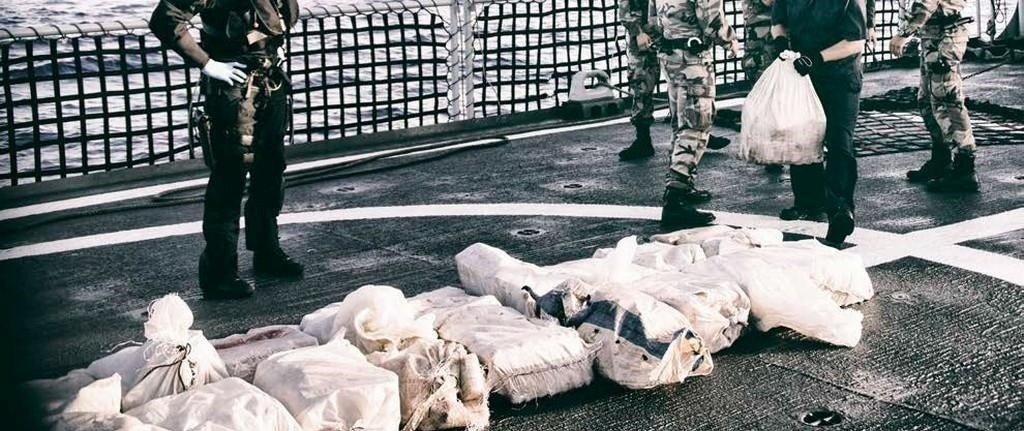 Fardos de droga interceptados por un buque de la Armada.