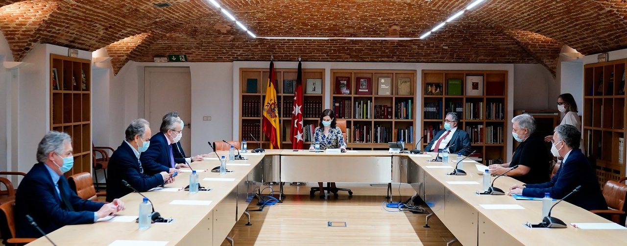 Díaz Ayuso mantiene una reunión con expertos médicos para fortalecer la Sanidad madrileña (02/06/2020)