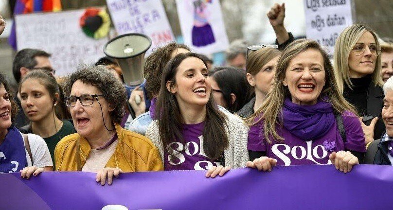 En el centro, Irene Montero, ministra de Igualdad, en la manifestaci&oacute;n del 8-M en 2020 junto a Victoria Rosell, delegada del Gobierno contra la violencia de g&eacute;nero.