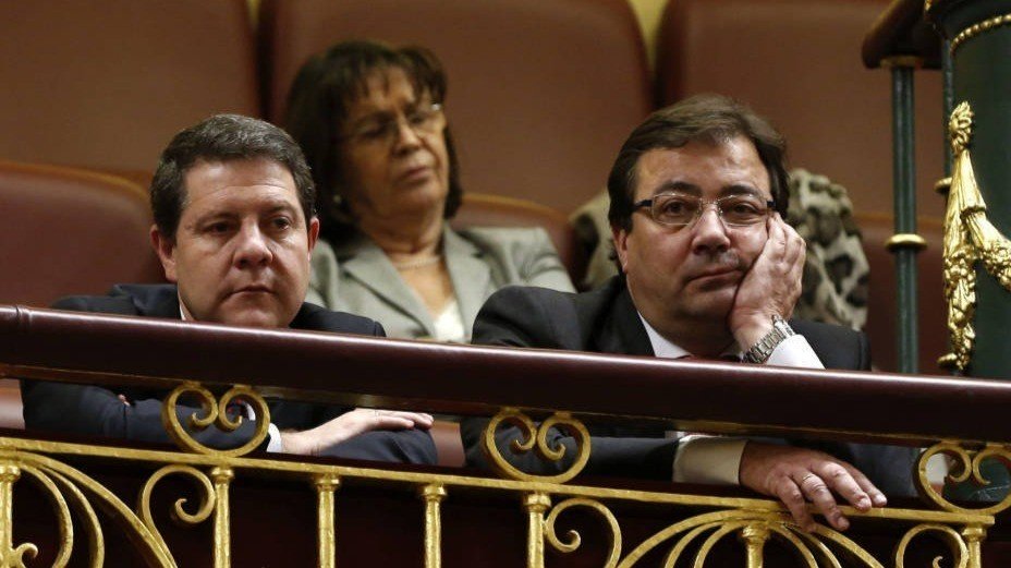 Emiliano García-Page y Guillermo Fernández Vara, en la tribuna de invitados del Congreso de los Diputados.