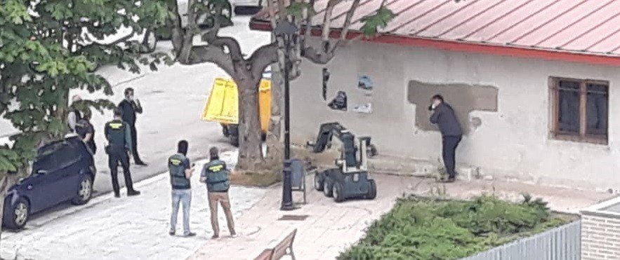 Agentes de la Guardia Civil y el robot desactivador del explosivos en Alsasua.